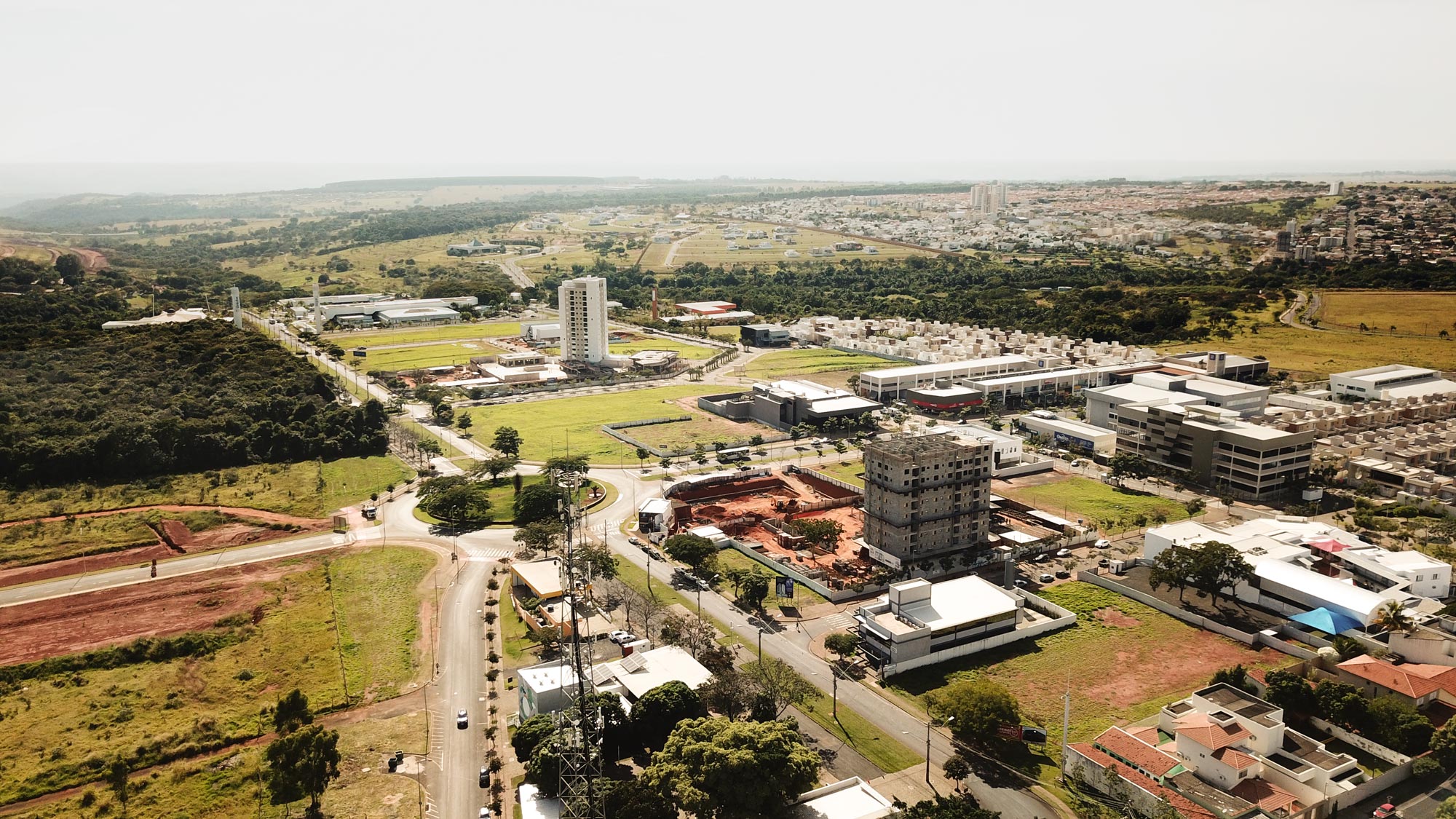 Foto aérea dos empreendimentos em construção no Granja Marileusa.