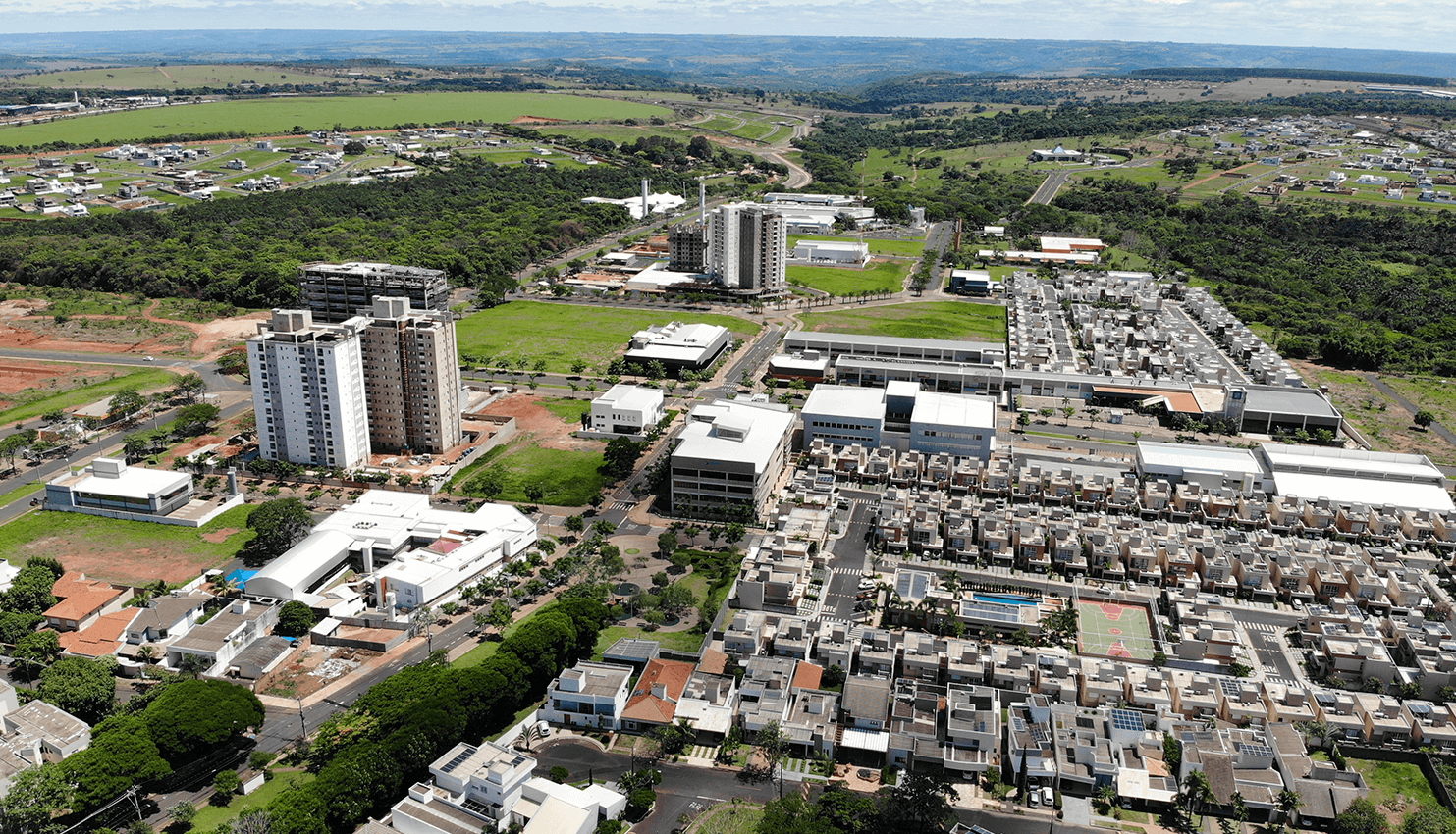 Foto aérea do bairro planejado Granja Marileusa em 2021.