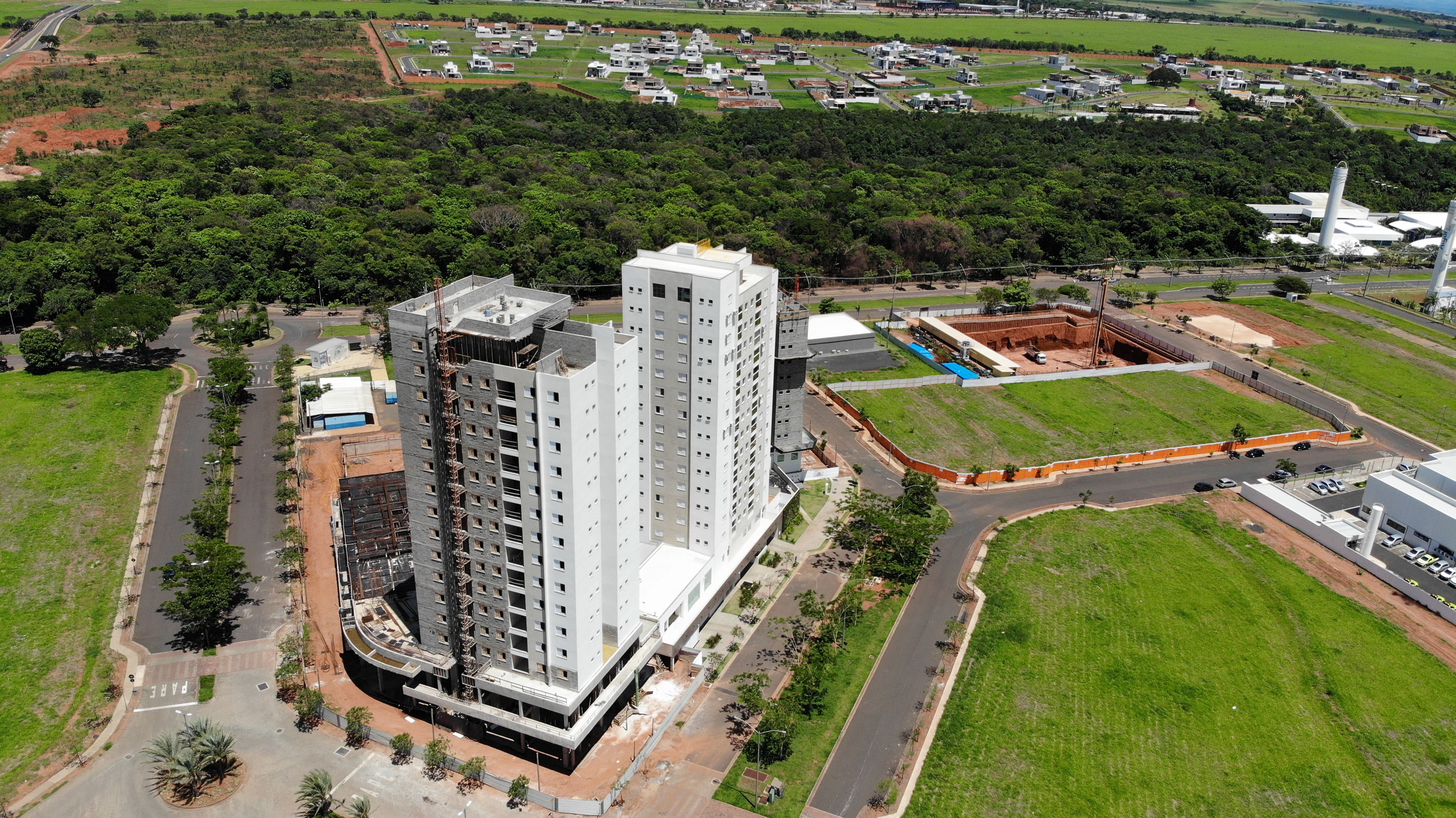 Foto aérea do residencial Solar do Cerrado, no bairro planejado Granja Marileusa.