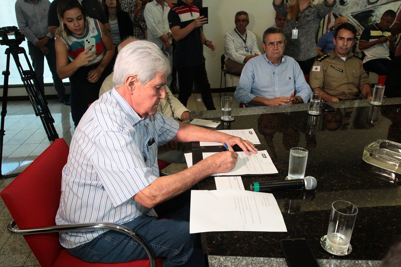 Imagem do perfeito de Uberlândia assinando os documentos para a construção da nova trincheira